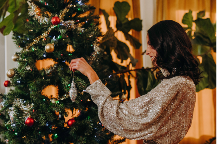 App Dating and the Romantic Charm of a Modern Christmas Tree